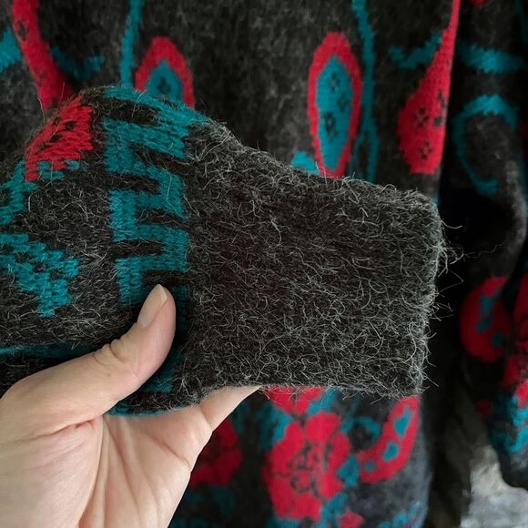 Unbranded wool cardigan with floral pattern, two front pockets, ribbed cuffs. - Picture 6 of 7